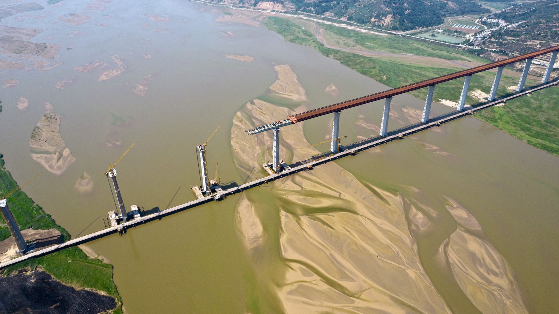 端午假期，黄河上一座高速路大桥加紧施工，航拍壮观