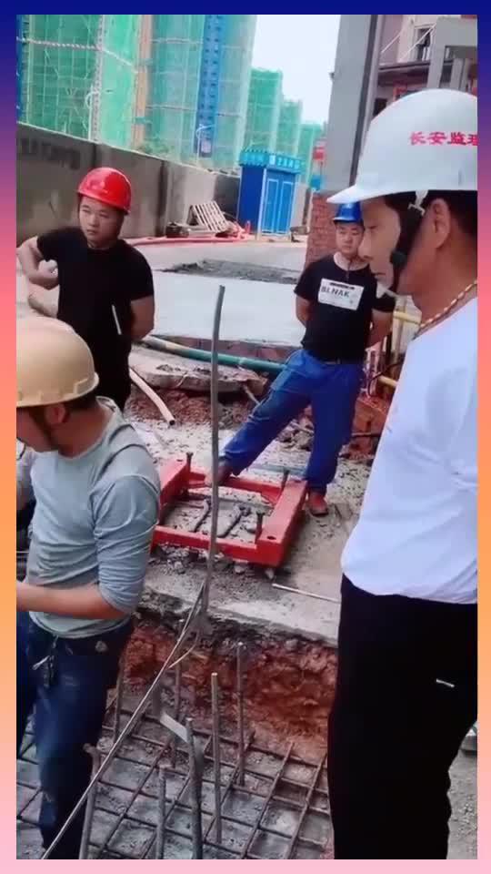 黄帽子干,红帽子看,蓝帽子转,白帽子说了算,一人干活十人看