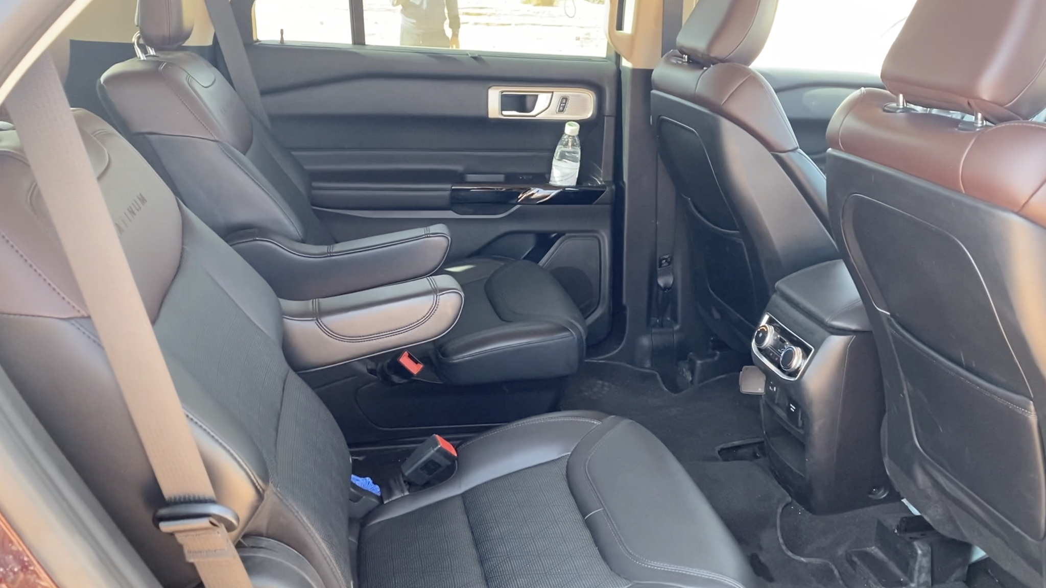 第一人称实拍福特探险者-后排空间