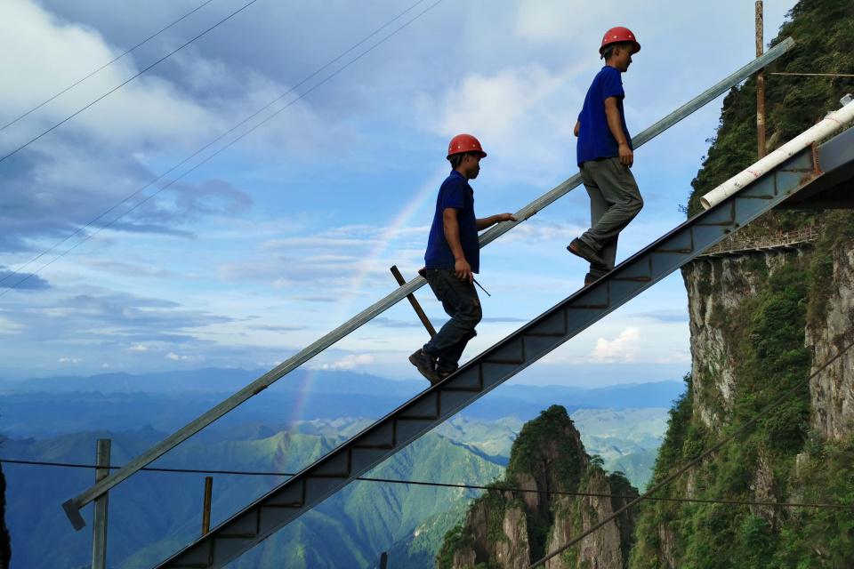 揭秘世界最危险工种——悬崖电梯工 用生命筑造“天梯”