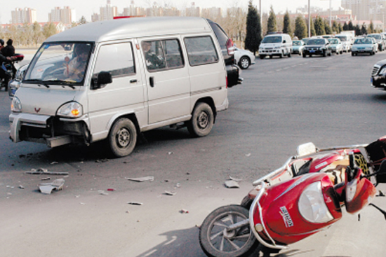 电动车四禁正式实施，抓一次罚200，车主：没钱买车也有错了？