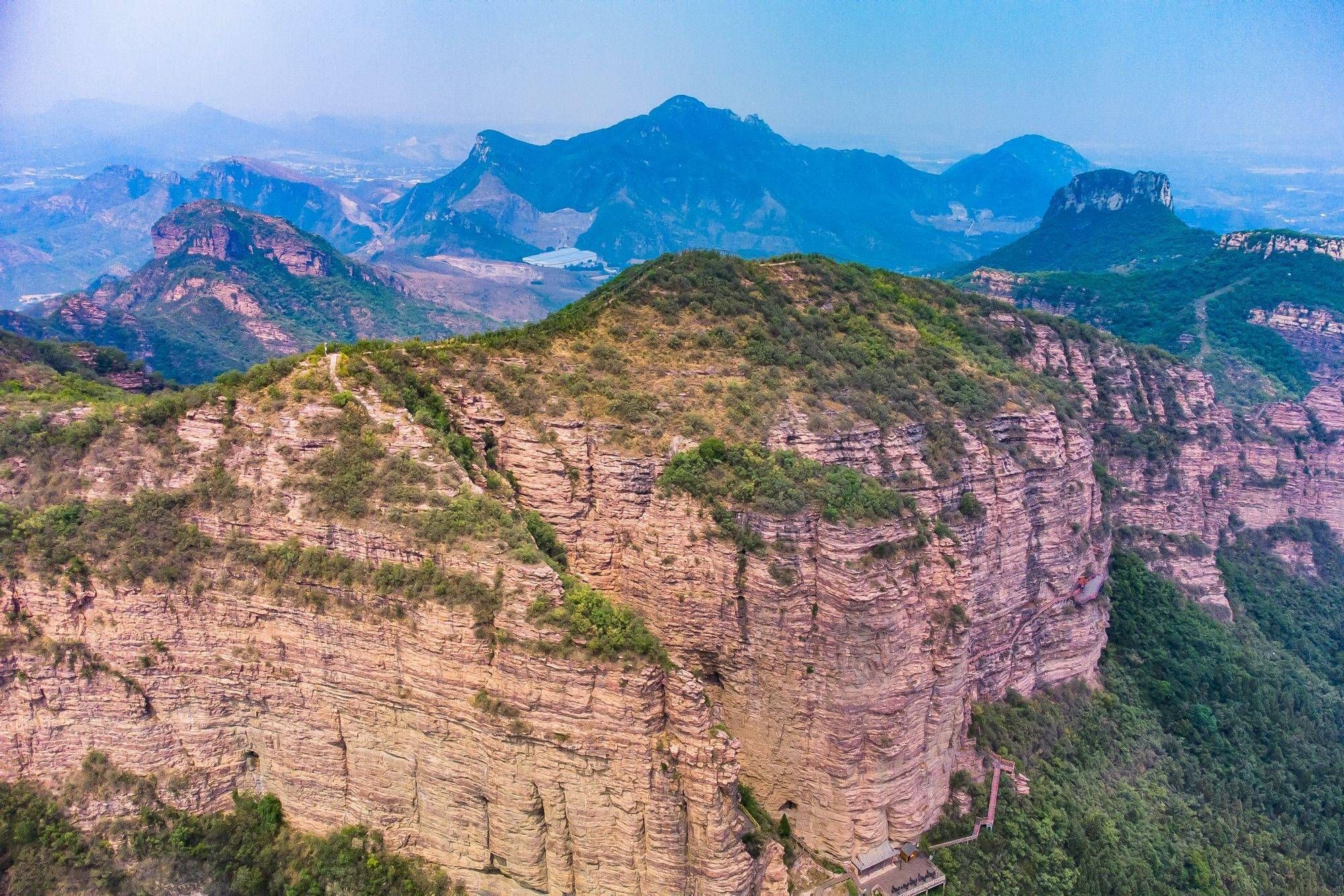 龙虎山名列中国七大最美丹霞，金枪峰、仙女岩都是非常奇特的景点__凤凰网