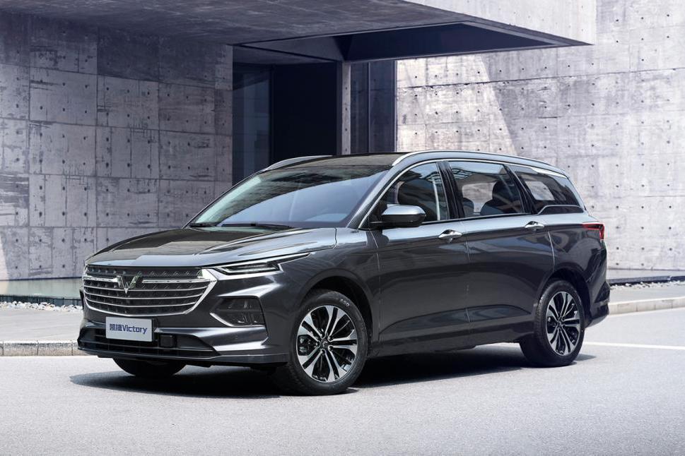 人民的大四座车，即安全又舒适，轴距2米8，第二排可以躺着坐