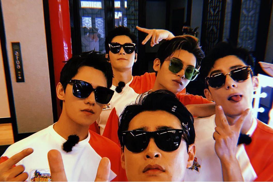 我和他是朋友他朋友来接我们而是去帮我的朋友去拿行李什么意思...