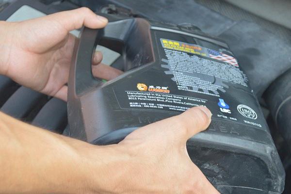 更换机油滤芯、机油步骤你知道吗？