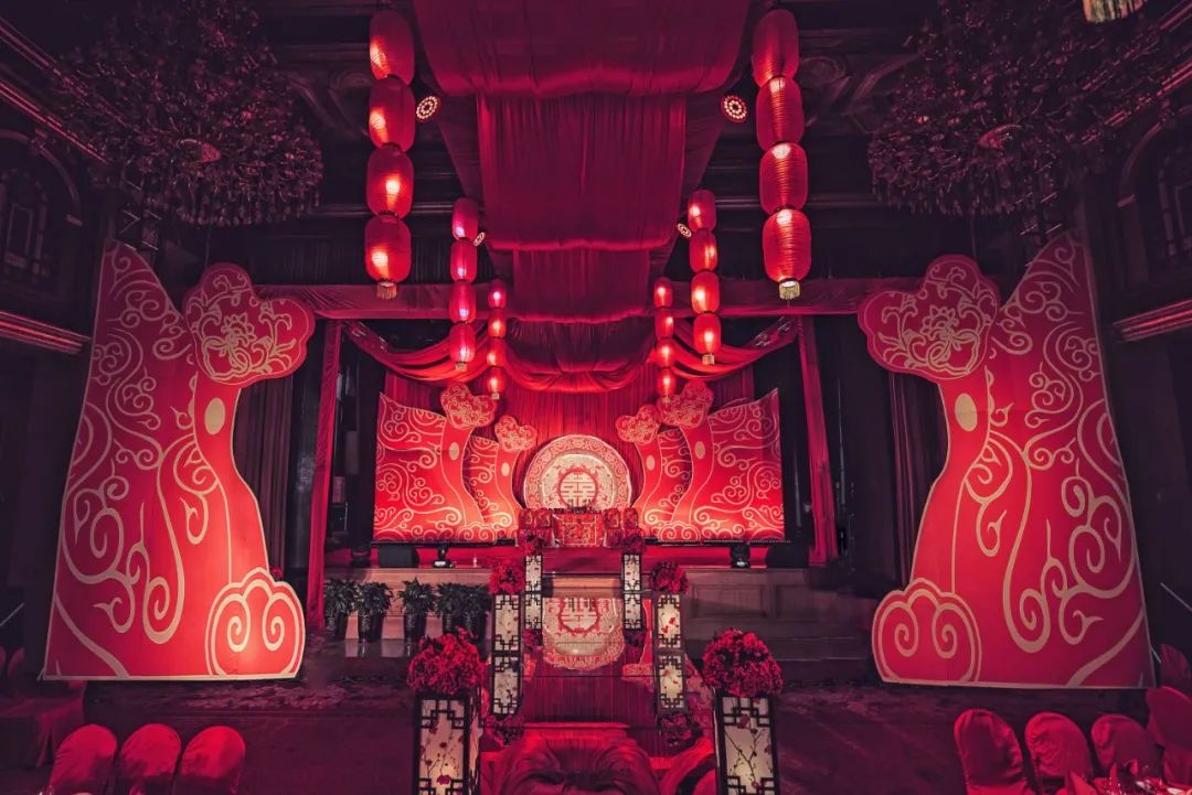 采用传统的中国红色 彩 搭 配/中式婚礼的元素可以是多样的