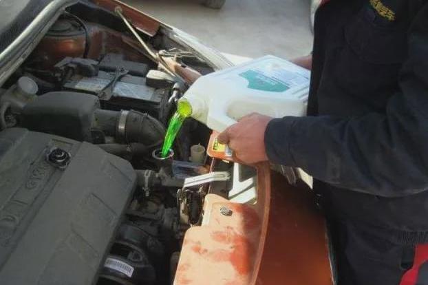 防冻液多久更换不会影响汽车？很多车主都不清楚，被4S店白忽悠