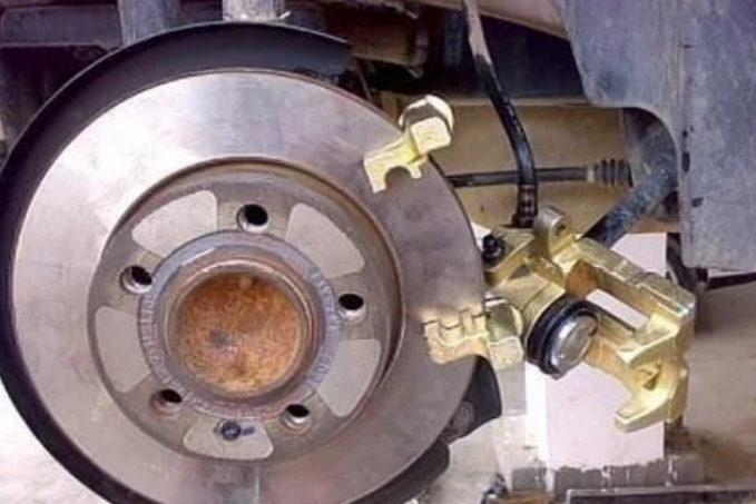 换机油就是保养汽车？老司机：这4个零件不换就是白搭