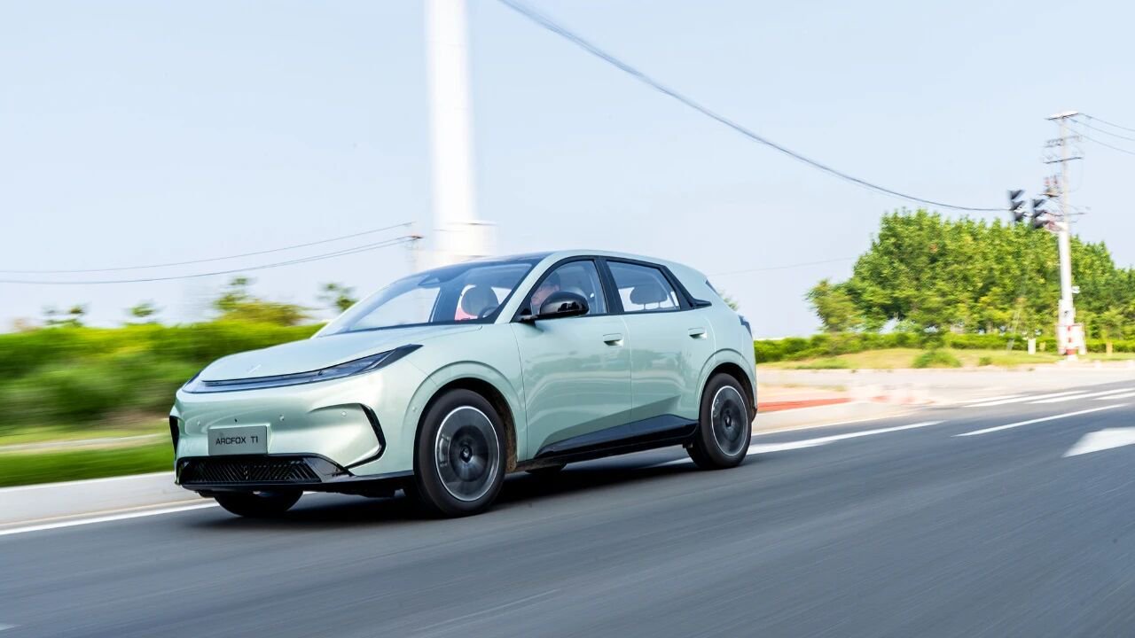 “家庭精品纯电”的新标杆 试驾体验极狐T1