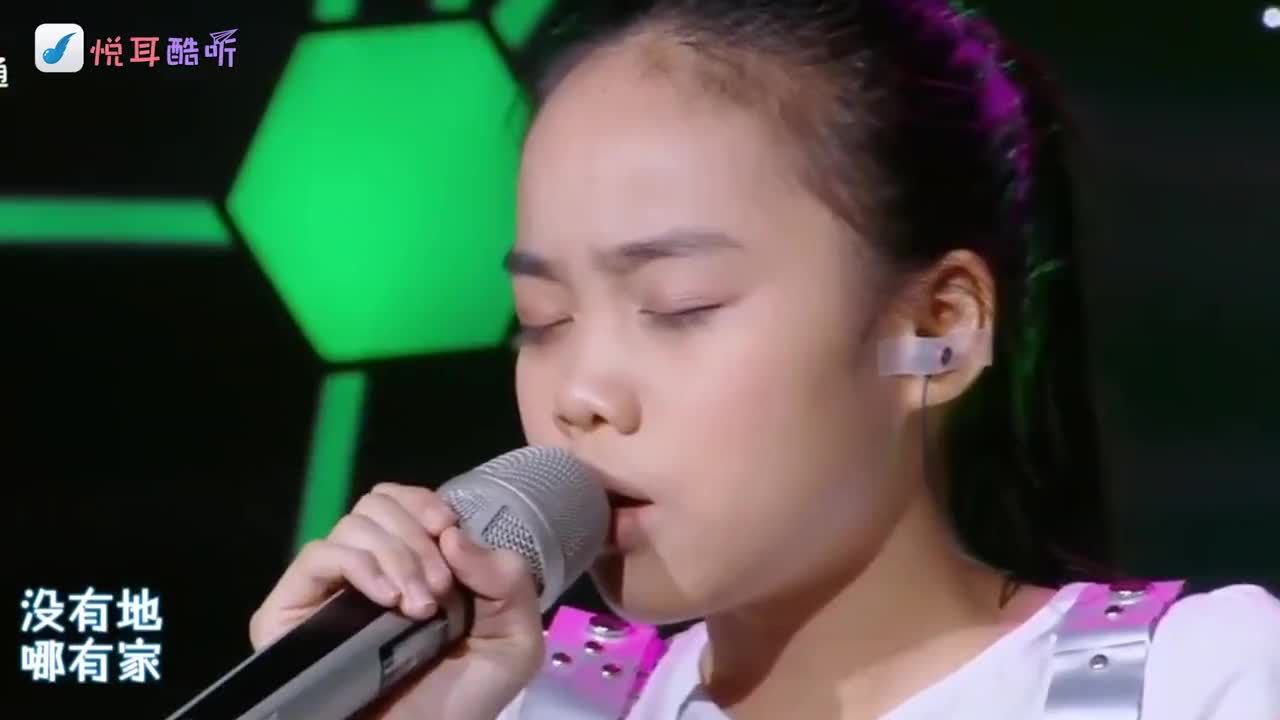 11岁少女跪地唱《酒干倘卖无》，唱得撕心裂肺，不知听哭多少观众