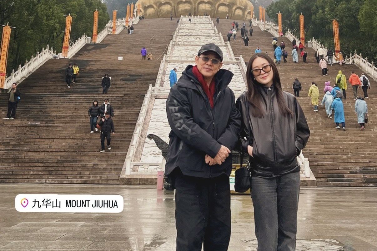 李连杰在九华山祈福，打扮朴素面容沧桑真实，与女儿在佛像前合照