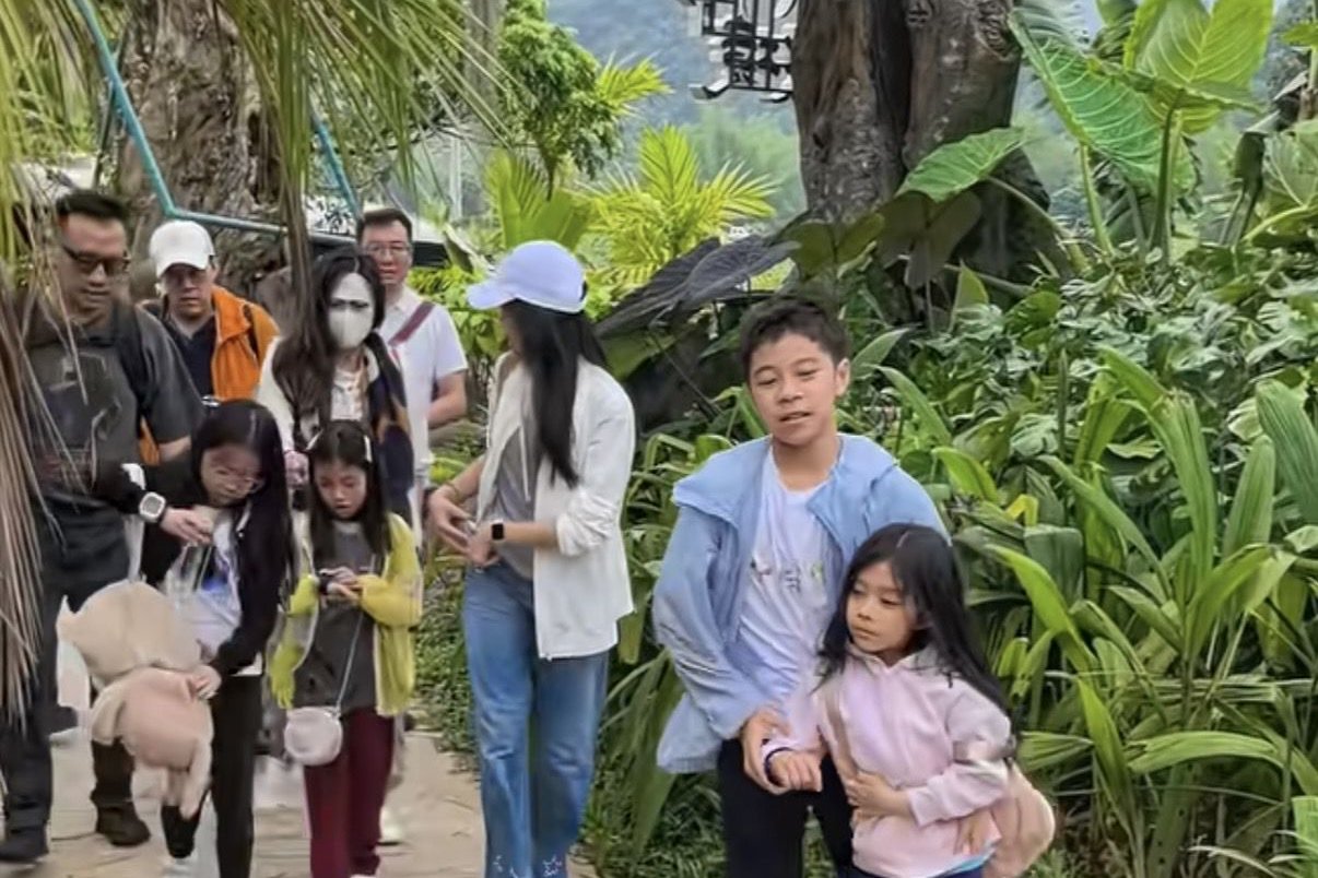 霍启刚假期带子女游广西，霍中曦抱着6岁妹妹，一家人身边没保镖