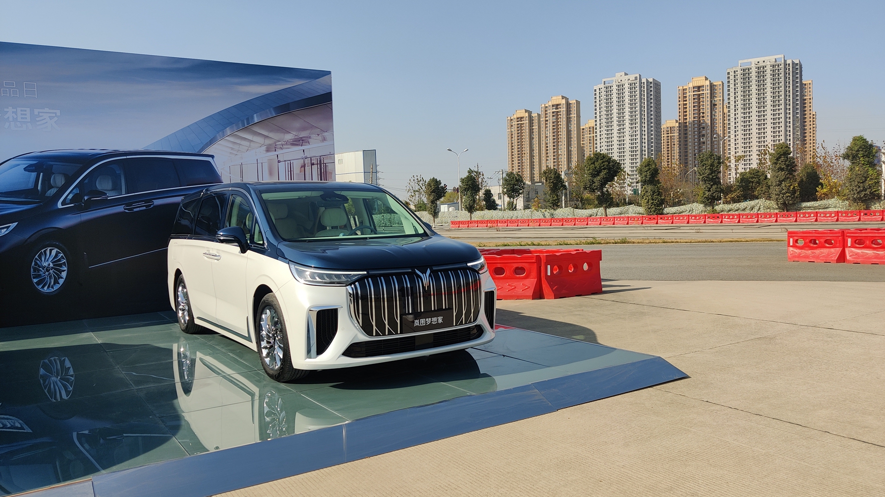 静态体验岚图梦想家四座版，豪华电动MPV可行？