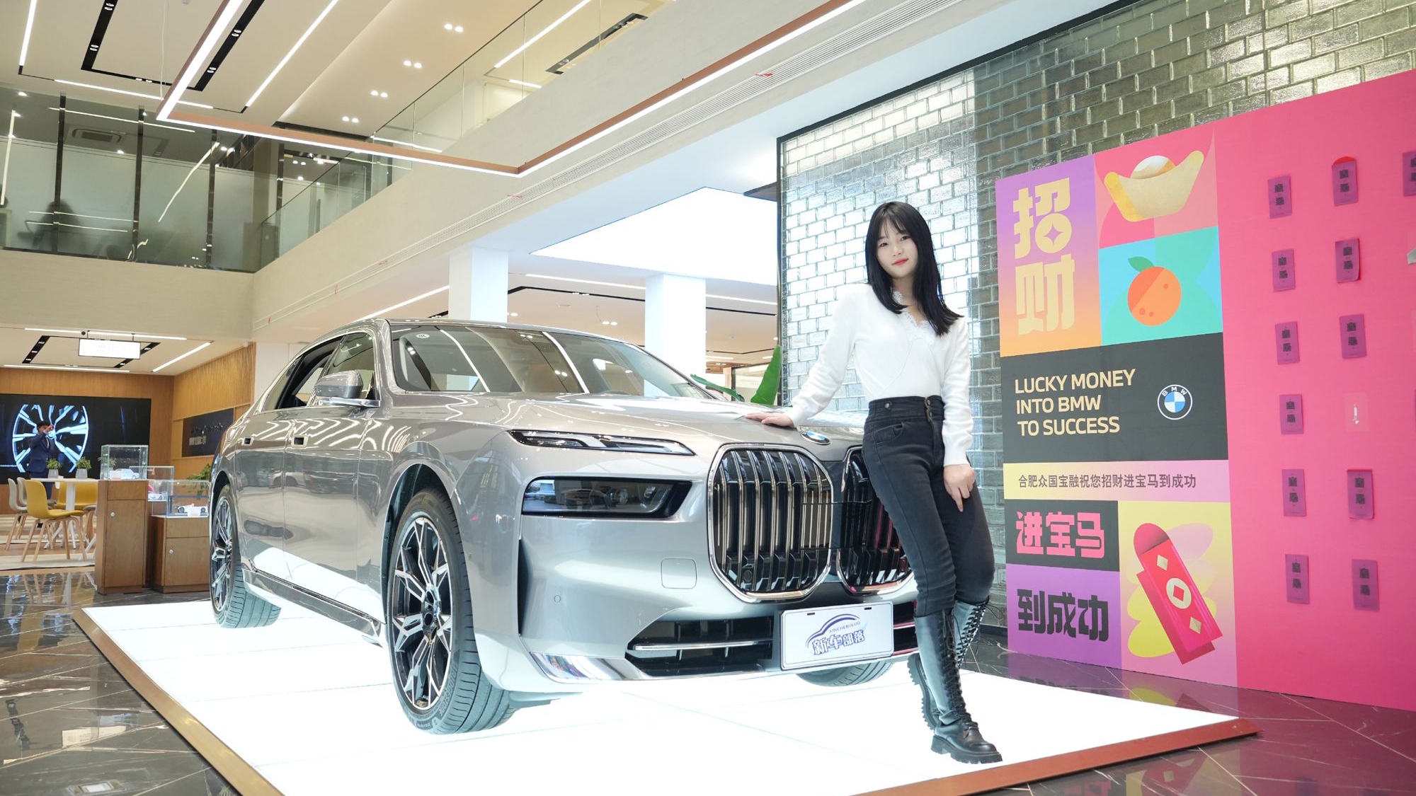 探店实拍｜全新宝马7系：外观存争议？内饰水晶装饰闪“瞎”眼