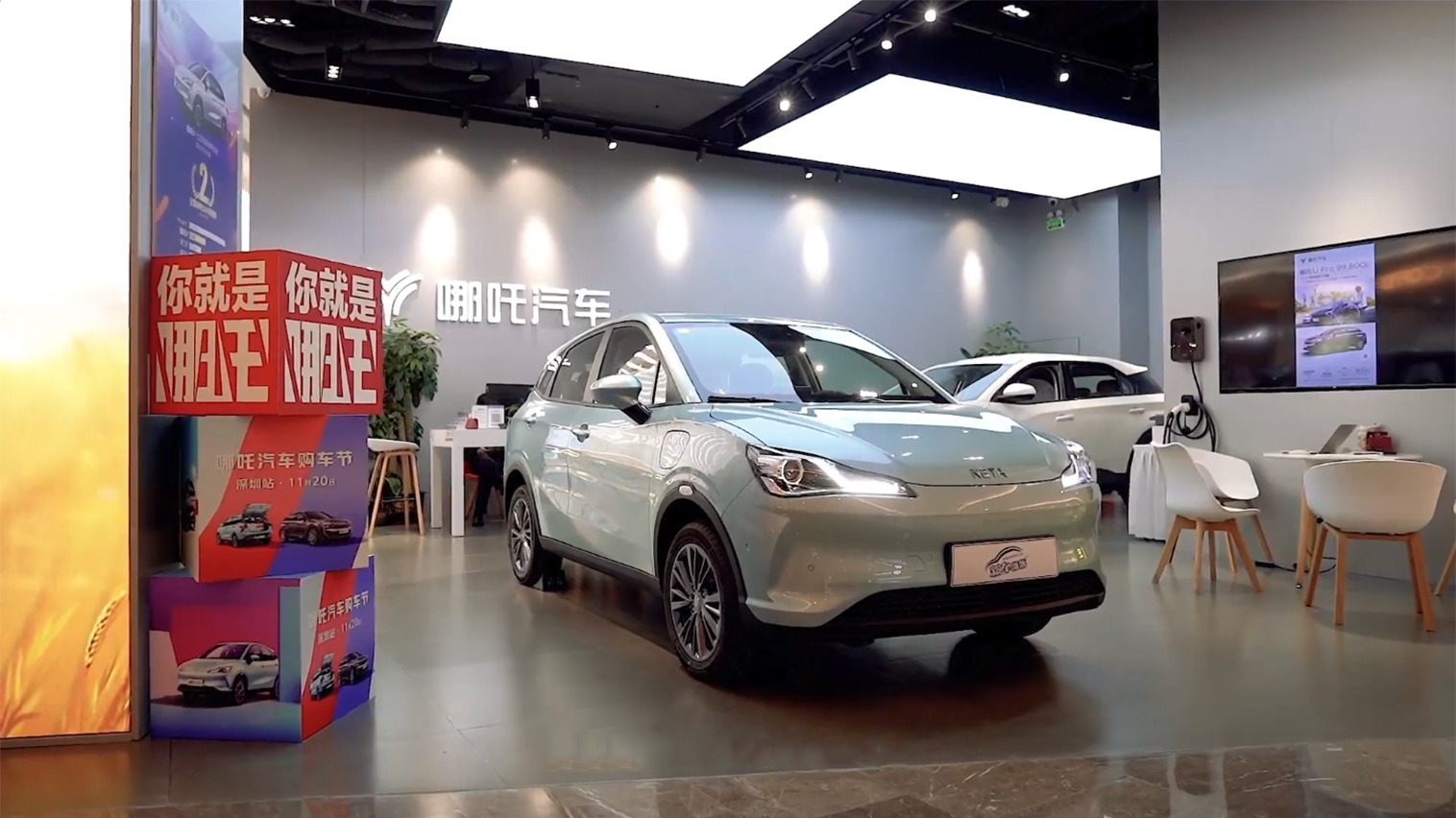 到店实拍｜7.69万元起售，哪吒V Pro如何俘获年轻人的心？