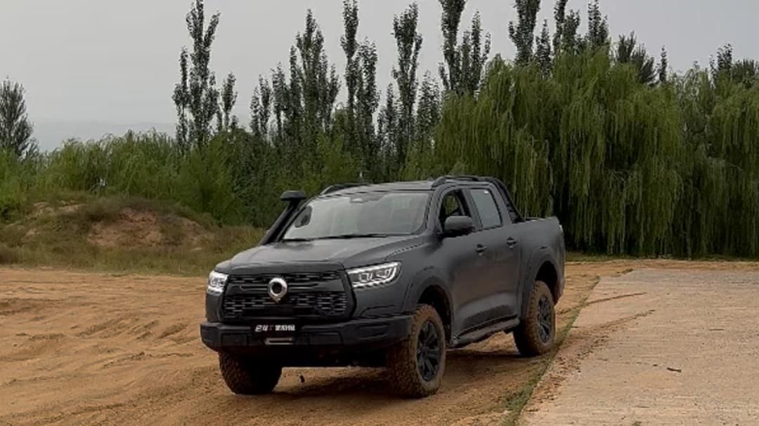 国产皮卡把日系车按在地上摩擦