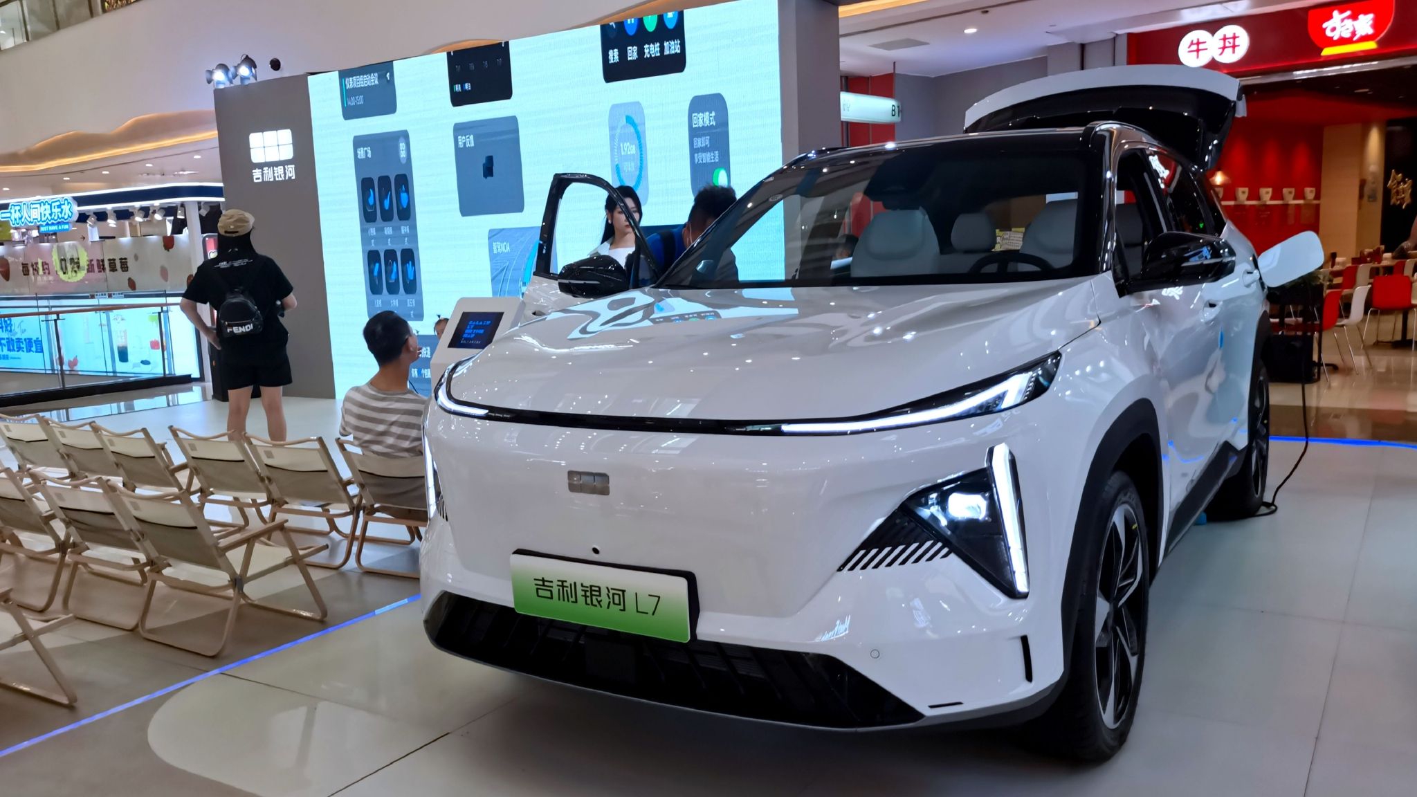 实拍吉利银河L7 雷神混动加持，怎么看都像纯电车