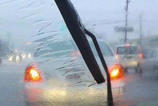 车秒速拾陆拍了拍你，有份《雨季用车宝典》请你签收