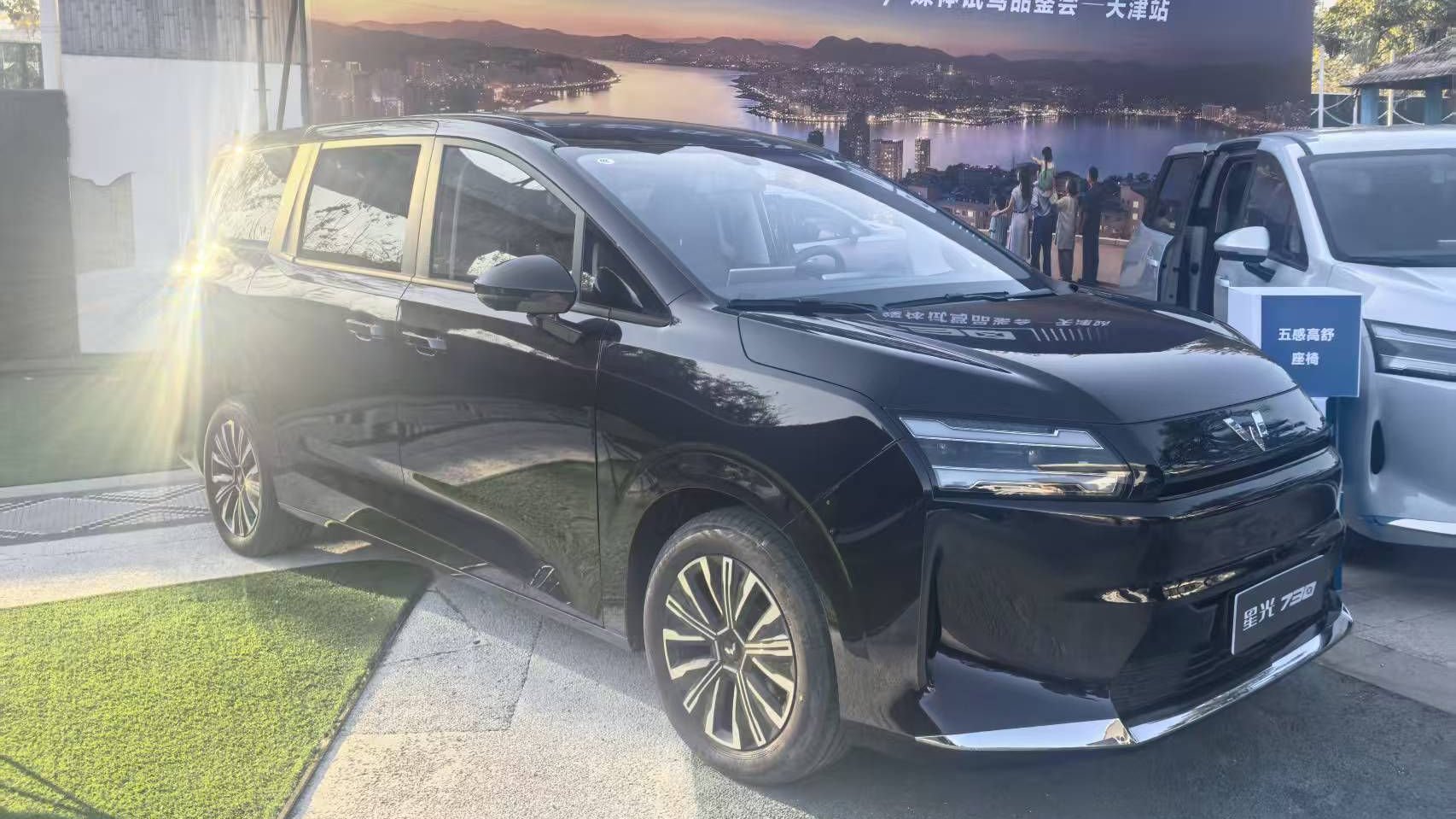 试驾星光家族MPV车型——星光730 真七座大空间 同级唯一电滑门