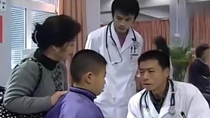 小孩看病一动不动，医师都瞧不出毛病，实习医却一口说出孩子病症|娱乐|影视|搞笑_新浪新闻