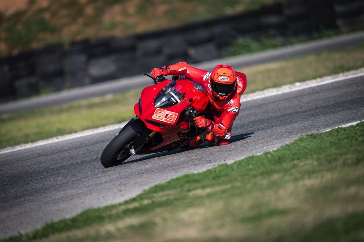 杜卡迪全新Panigale V2耀目登场 Panigale家族双星聚首共续荣耀