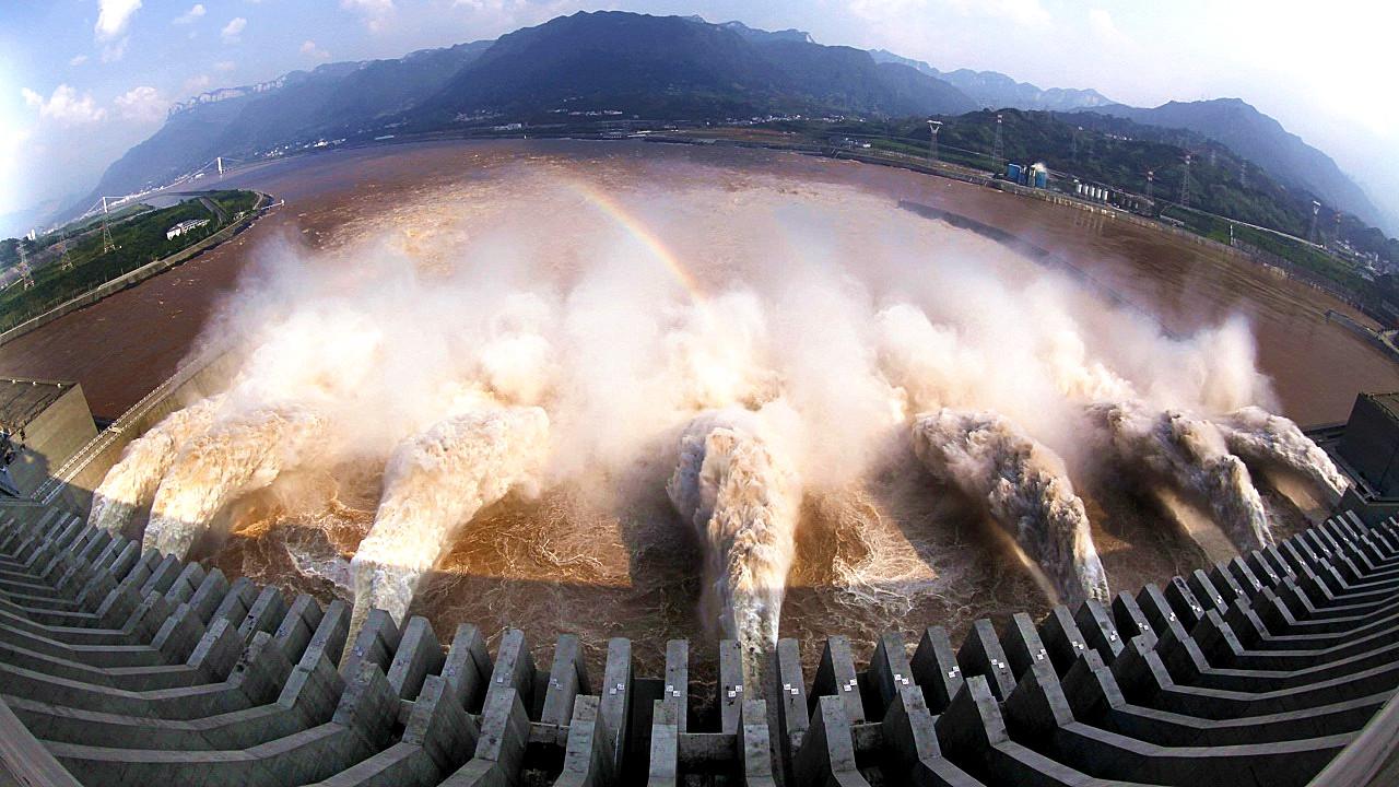 40秒直击三峡大坝泄洪现场 00:54 湖南多地抢抓降雨间隙,泄洪腾库