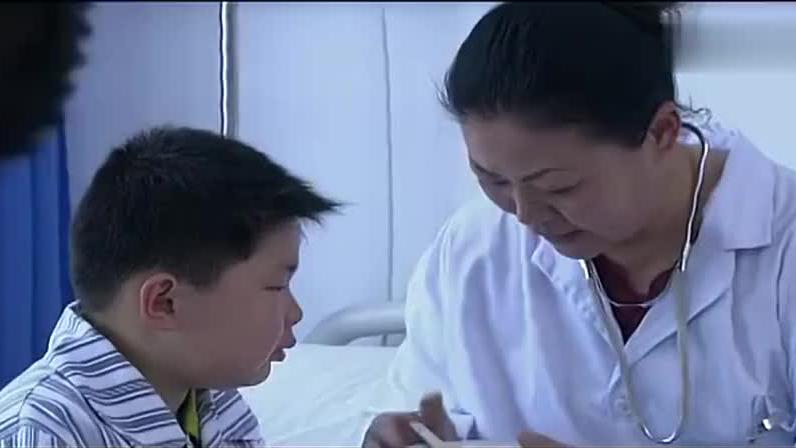 实习医被小孩溅一身尿，满脸嫌弃，谁知一闻味道却发现大问题|娱乐|影视|搞笑_新浪新闻