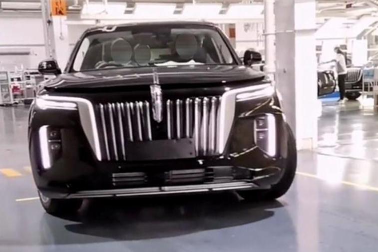 红旗E115量产版实车谍照曝光，外观大气上档次，零百加速或4s内