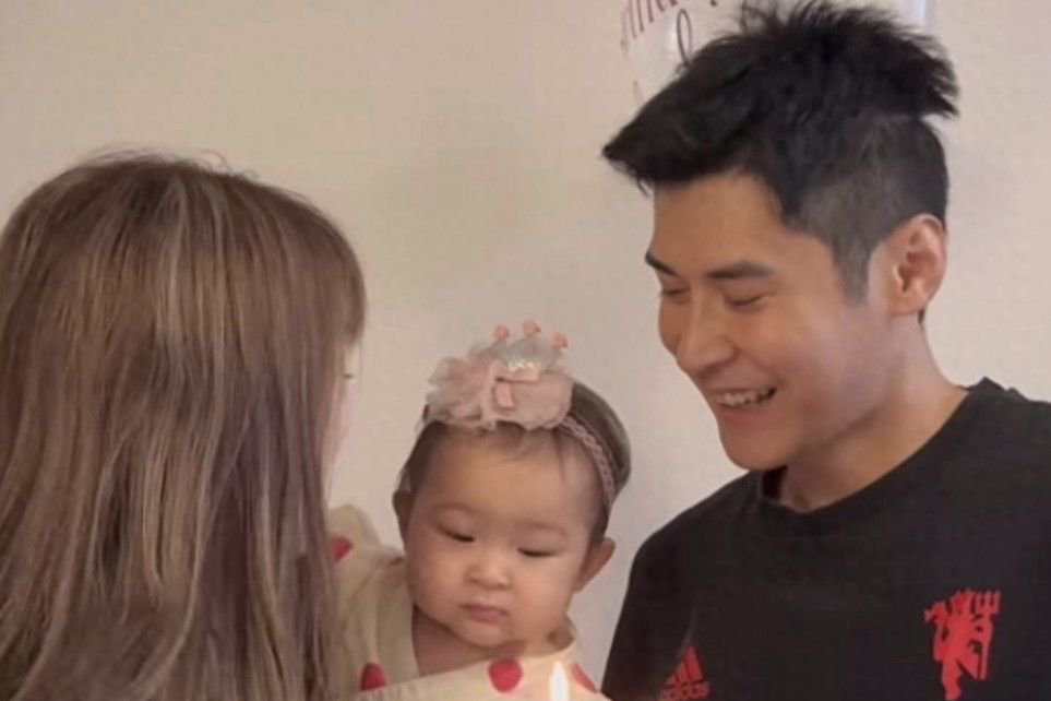 台风来袭香港众艺人豪宅受灾，汪明荃豪宅遭树挡道，江华赤膊搬树