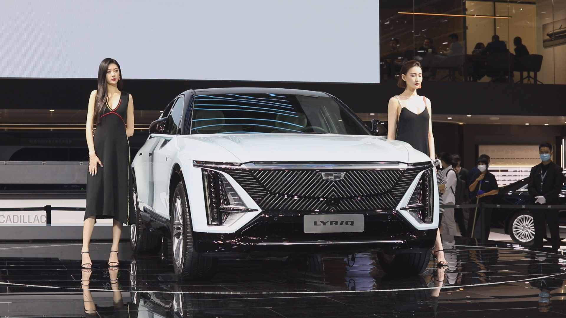 凯迪拉克 真·豪华纯电中大型SUV LYRIQ亮相广州车展