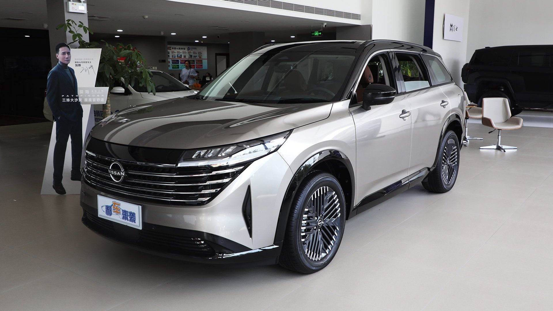 25万大七座SUV，新车全系搭载2.0T+9AT，东风日产探陆到店实拍