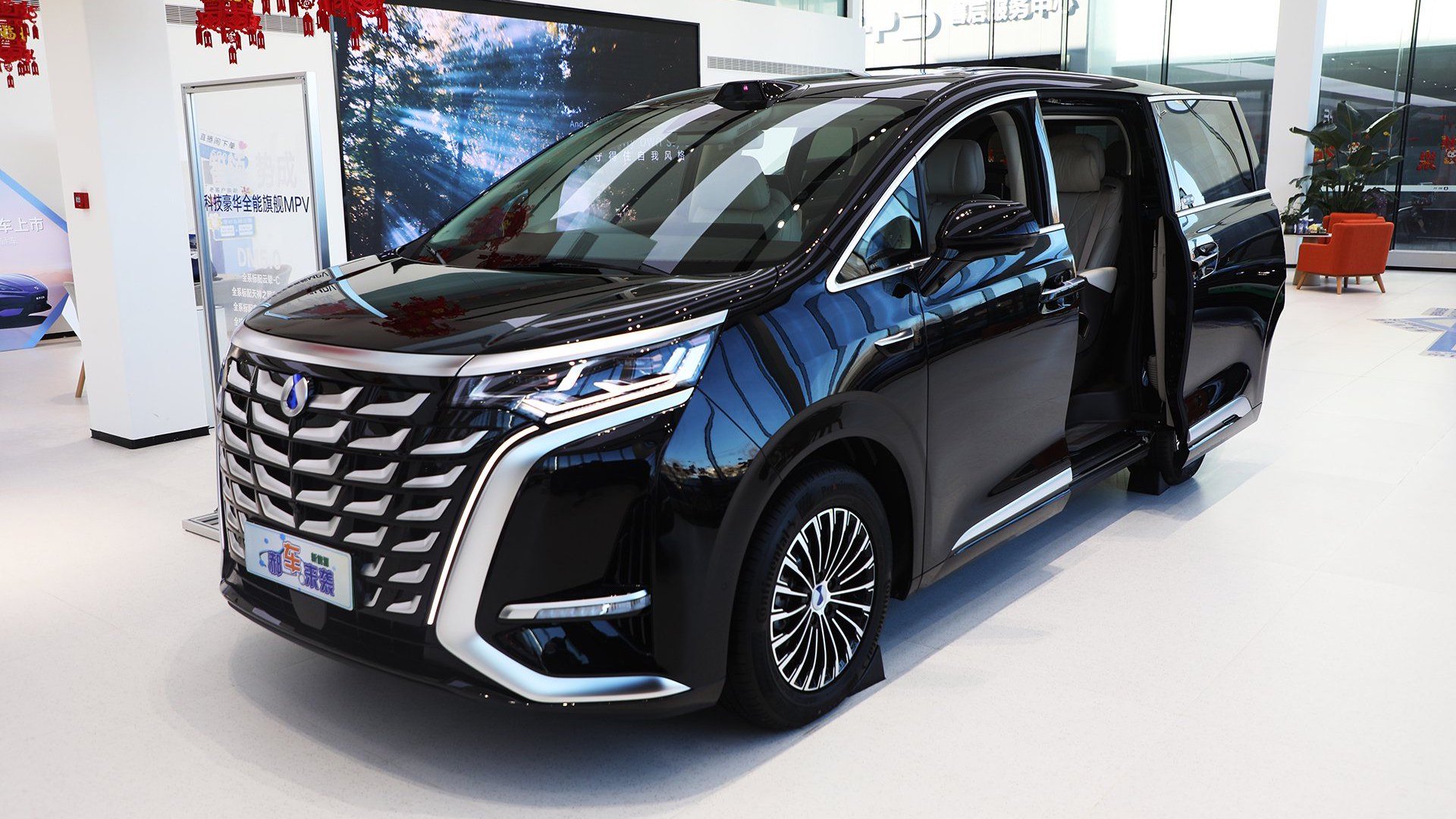 综合续航1100公里，新车售价34万起贵么？到店实拍2025款腾势D9