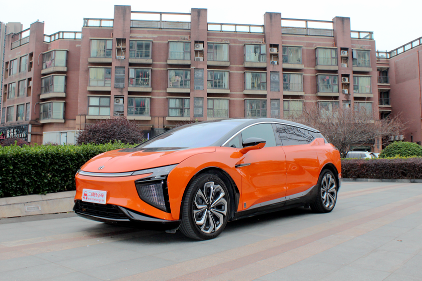 试驾高合HiPhi X，配置一步到位，性能拉到满格，开它敢崩保时捷