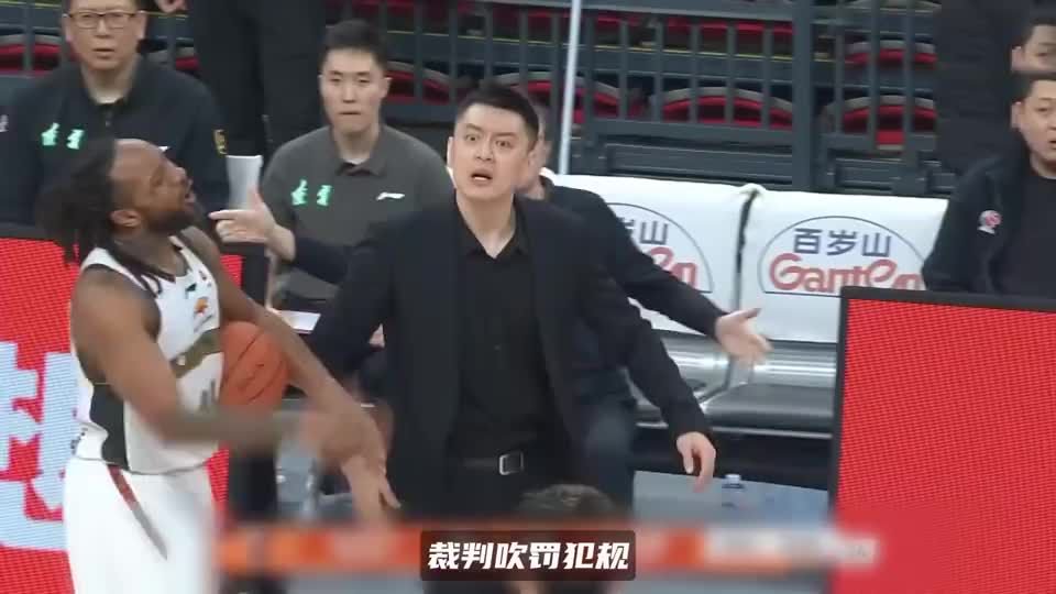 杨鸣情绪激动，连吃两个技犯！成CBA新赛季第一个被驱逐的主帅