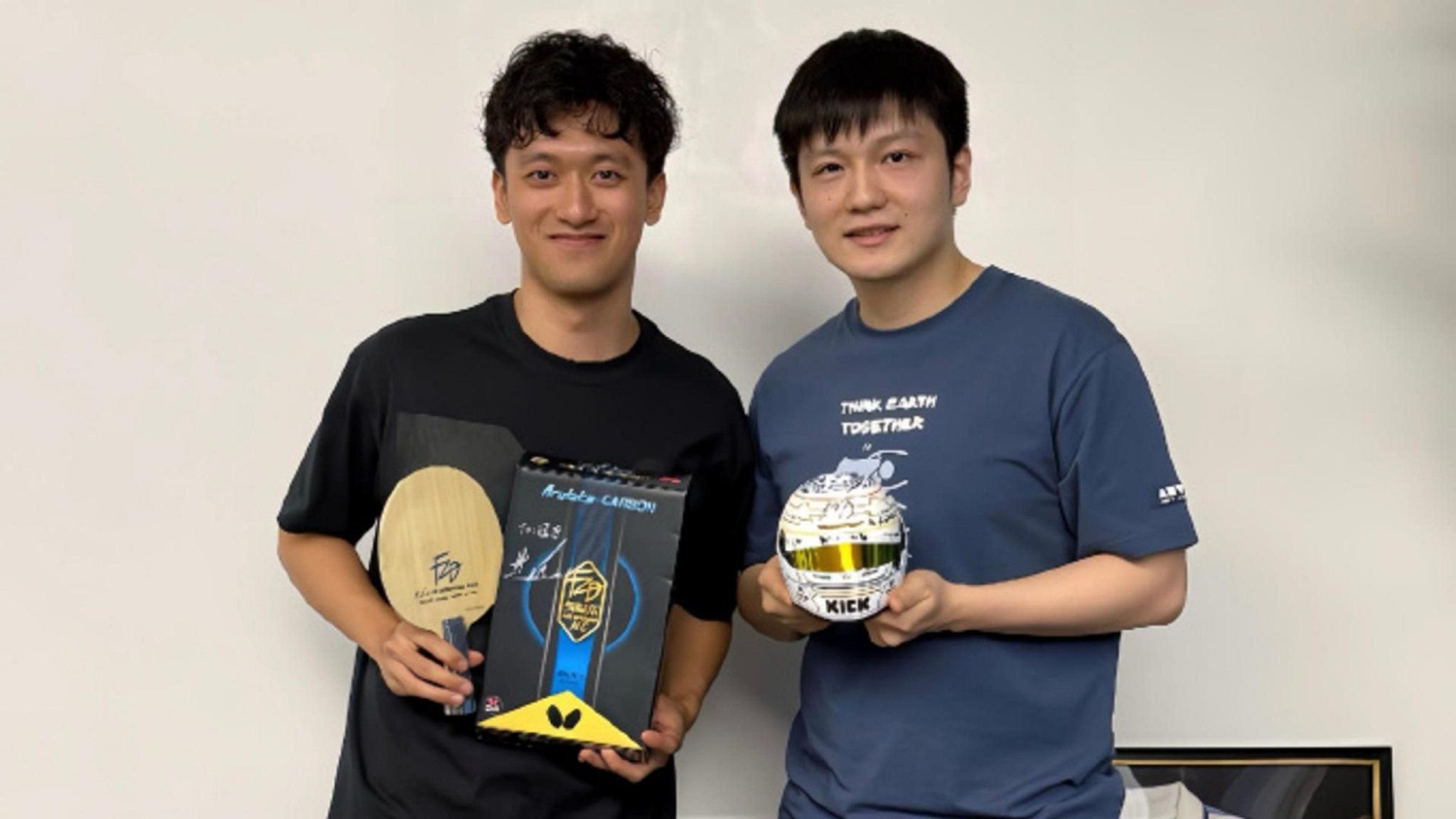 同为皇马球迷！周冠宇社媒晒与樊振东合影，两人互赠签名礼物