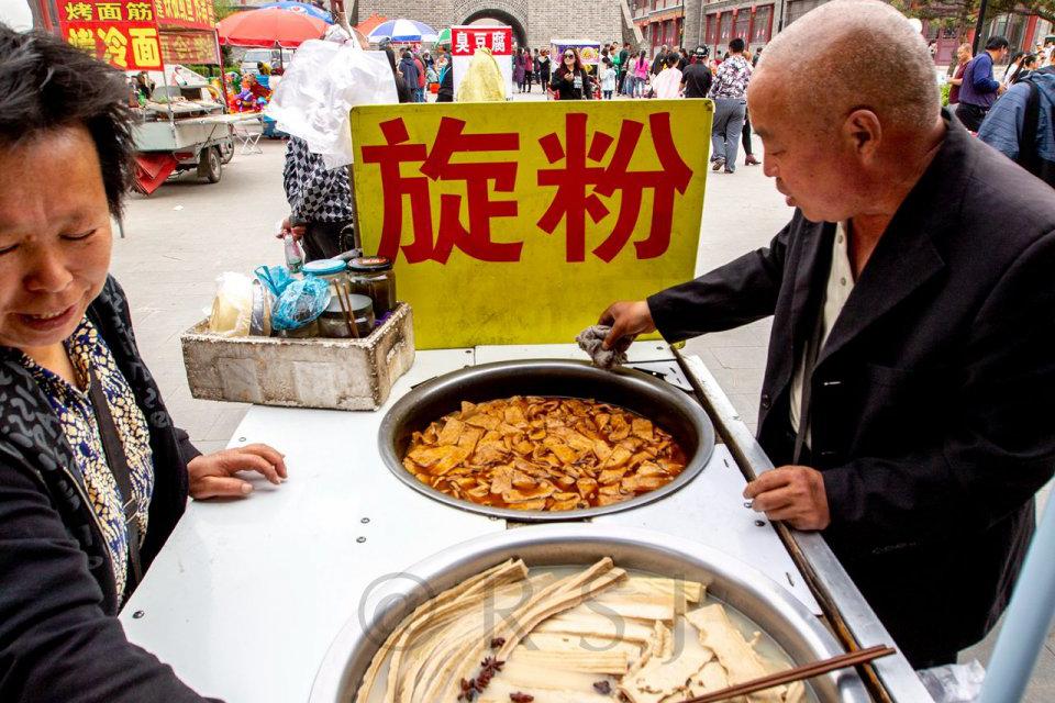 张家口大境门小吃：土豆淀粉加明矾制作，十多种调料好吃停不下来