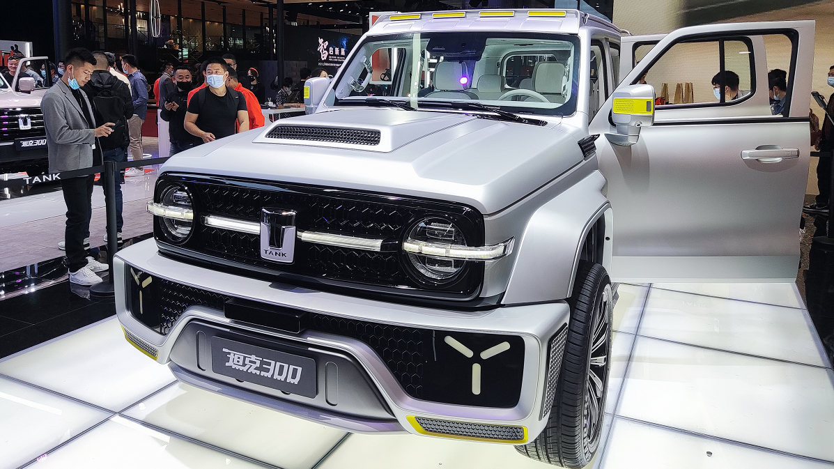 车展实拍丨限量3000被秒空，穿什么才能Hold住坦克300赛博朋克？