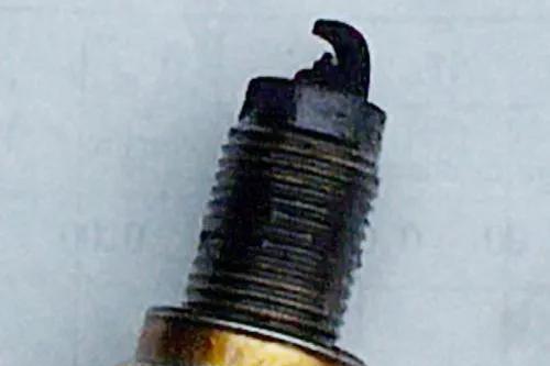 火花塞被烧黑是怎么回事？