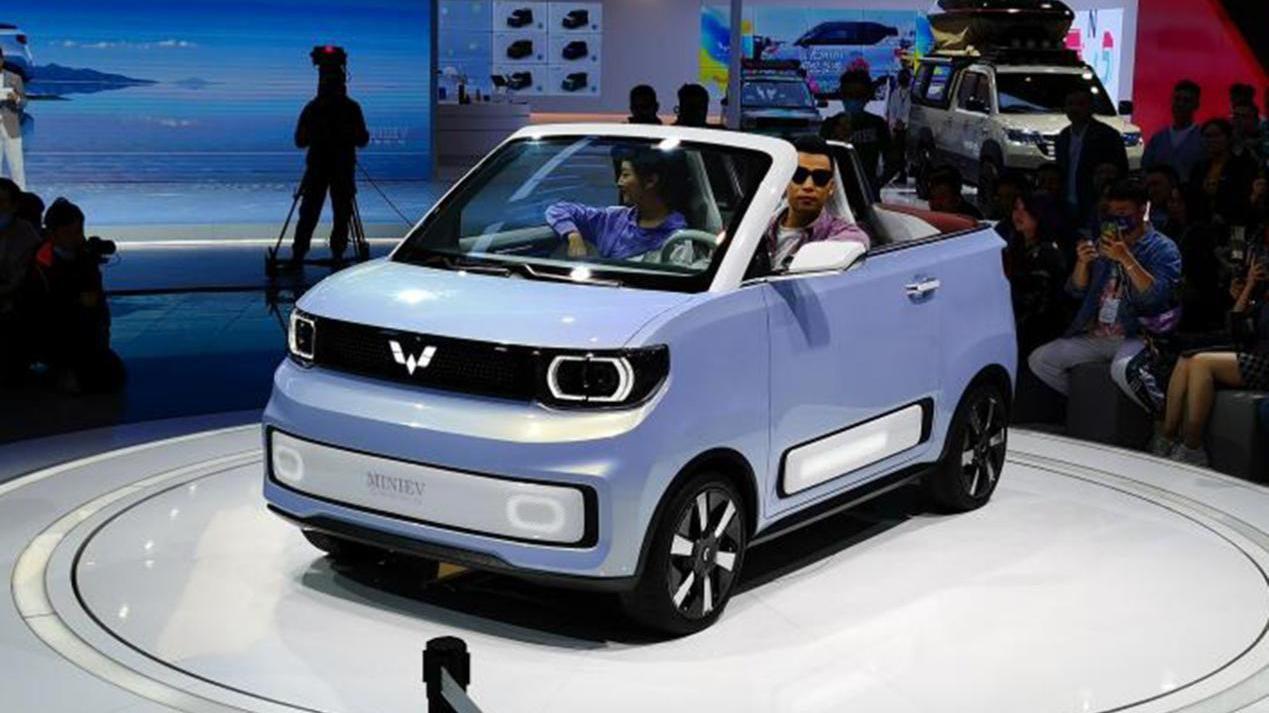 年轻人的第一台敞篷车来了！宏光MINI EV惊艳亮相上海车展