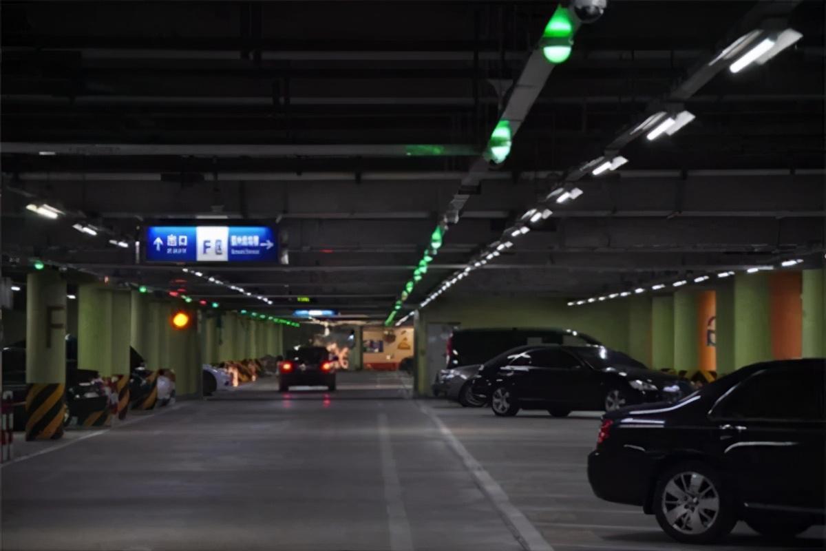 大学门口商业营销的10种隐蔽暗示策略：从心理学到实战案例全解析