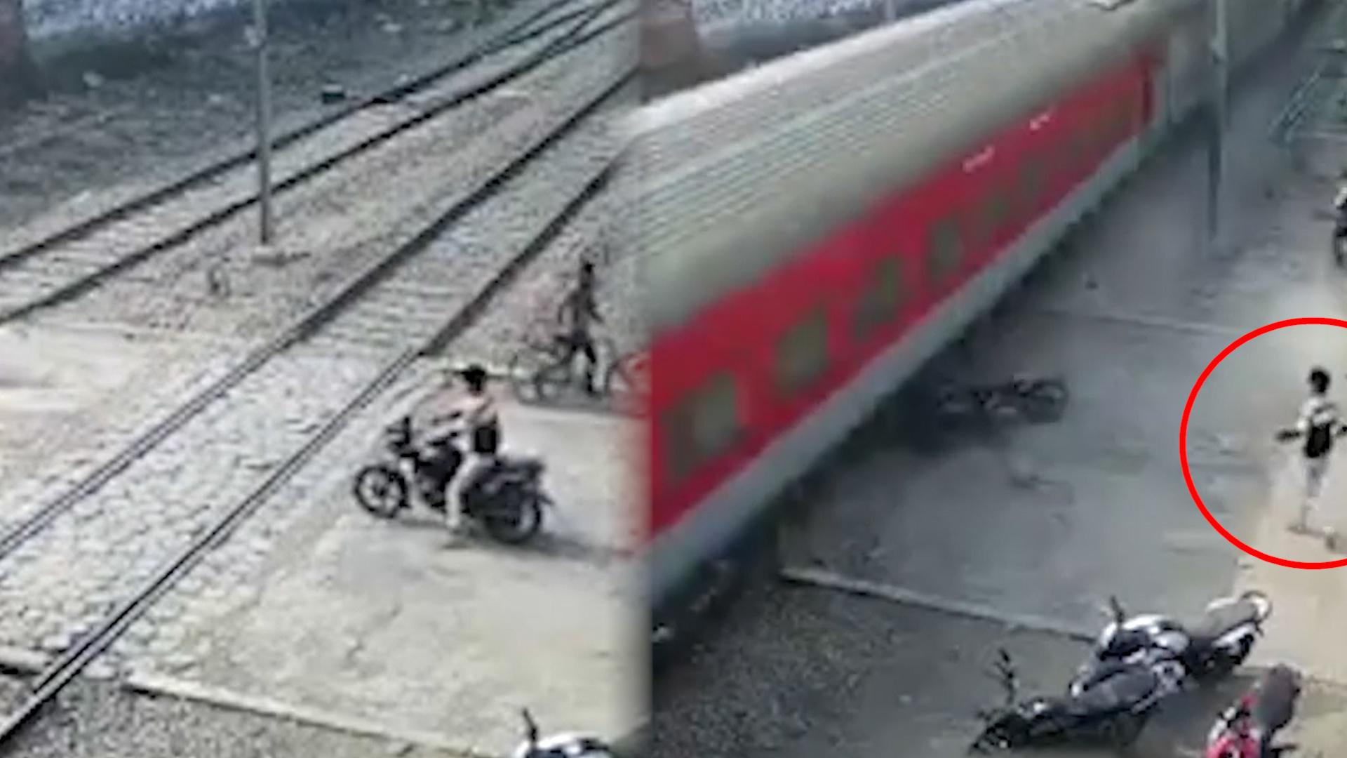 幸运！摩托车铁道前突然熄火 车主下车瞬间一火车驶过将摩托碾碎