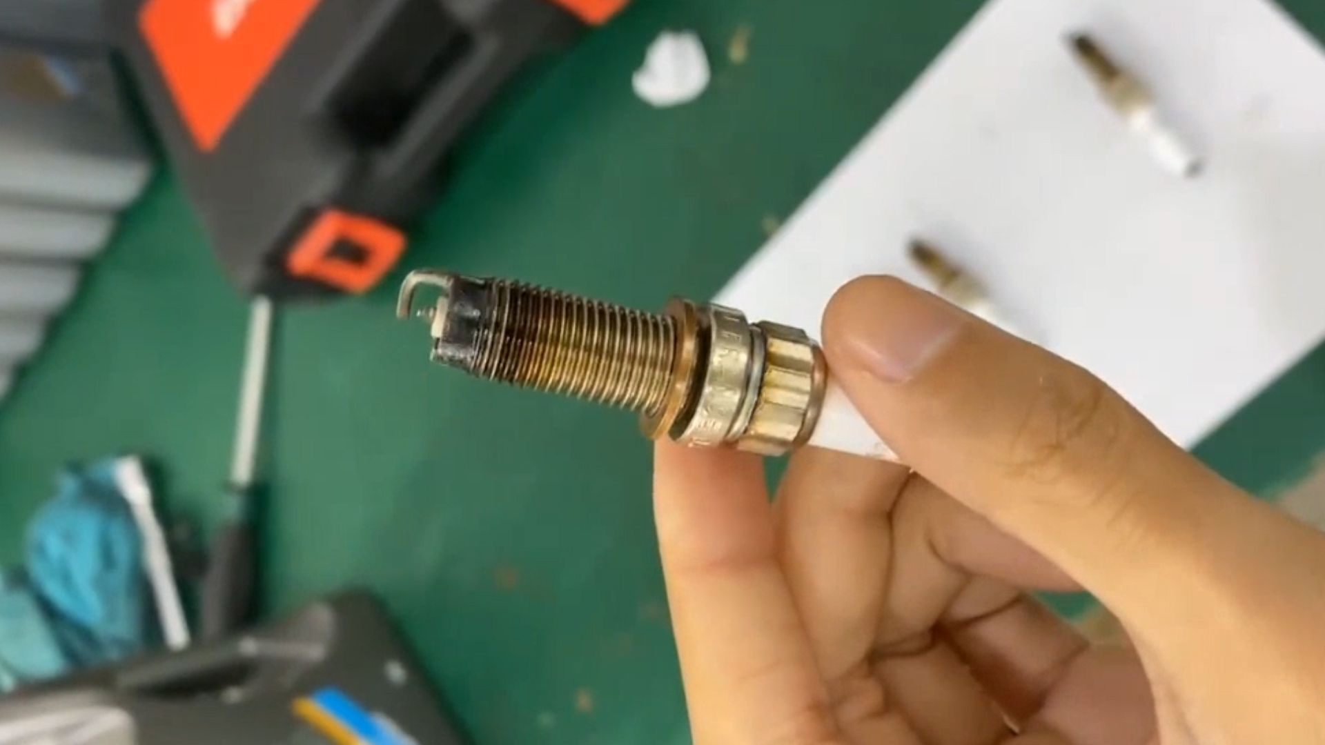 宝马3系缸内和火花塞机油、积碳异常，车辆动力不足