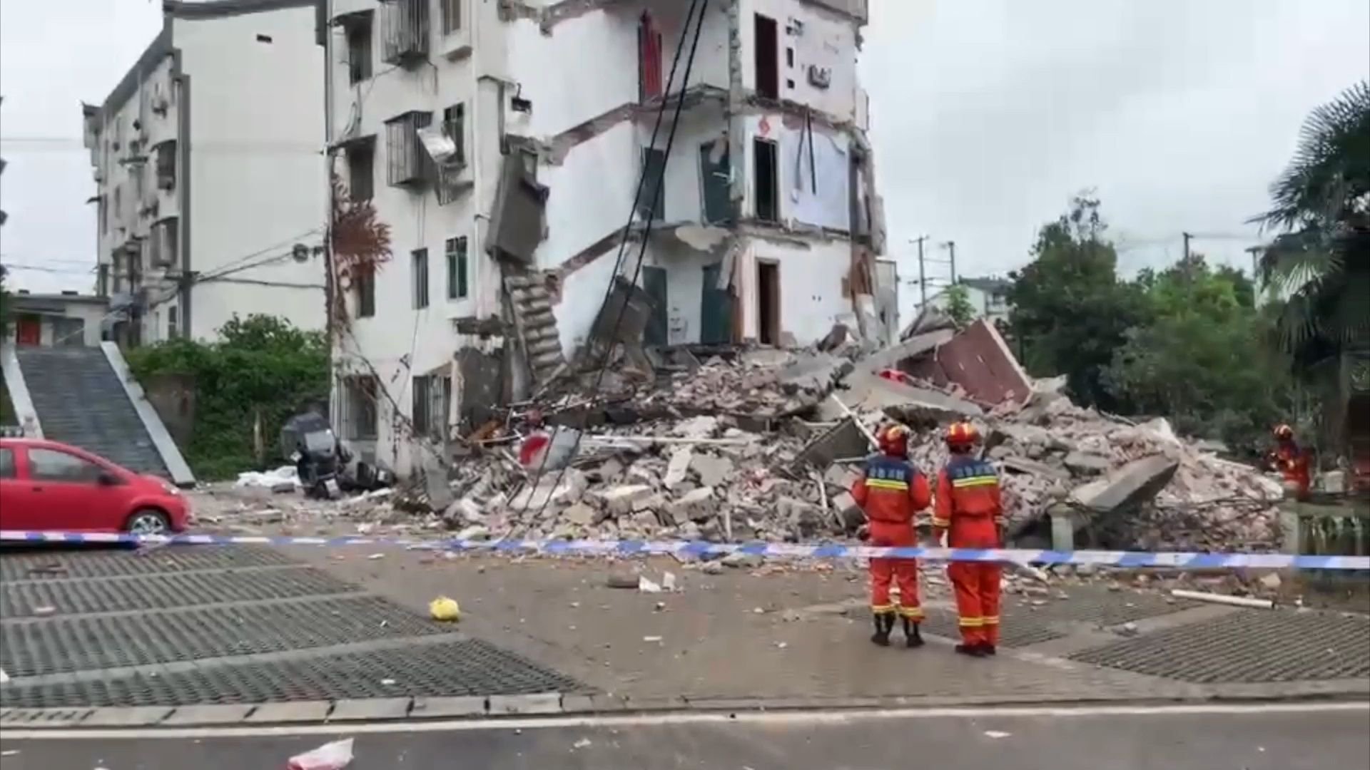  One side of a building in a community in Tongling City, Anhui Province collapsed, and emergency rescue was under way. The scene was exposed