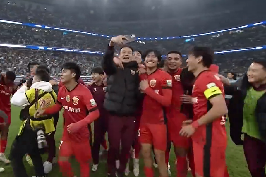 中超3连冠，历史第2队！海港全队抱成一团跳舞庆祝，武磊眼眶湿润