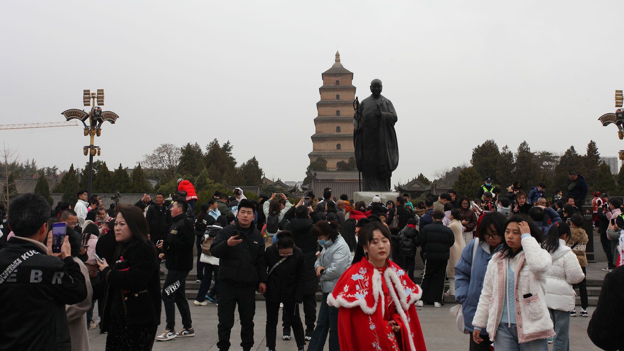 龙年春节西安旅游火出圈,白天大唐不夜城看不到演出依然人山人海|陕西西安|大雁塔|大唐不夜城_新浪新闻
