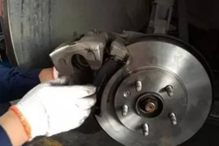 汽车行驶6万公里去保养，要更换这3个零件！不然等着去大修吧