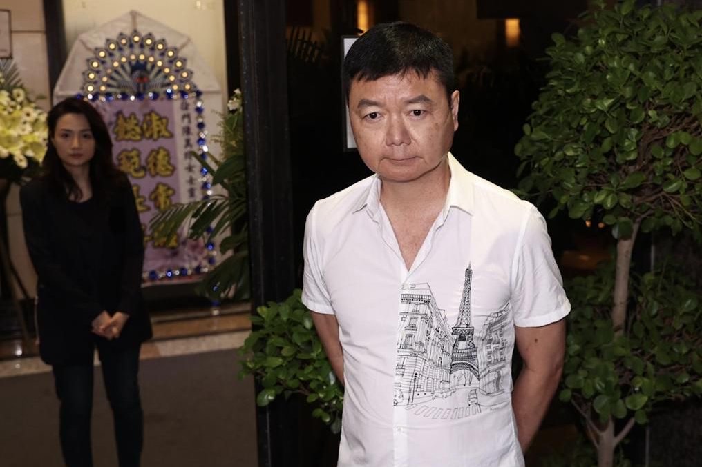 艾威为爱妻办葬礼，灵堂布置简单未见圈内人士到场，刘青云送花圈