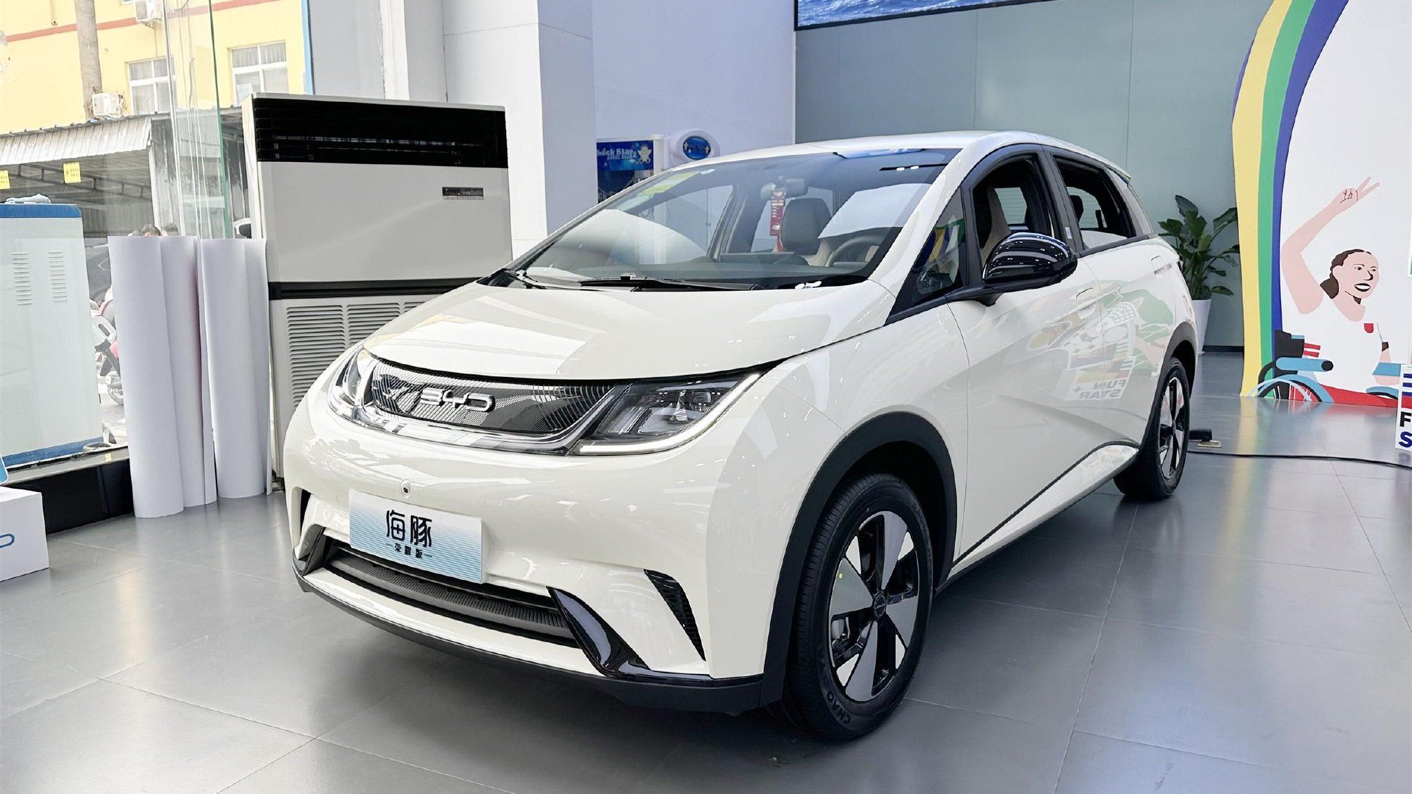 降价增配，9.98万起比亚迪海豚荣耀版上市，是你喜欢的菜吗？