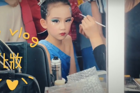 黄磊8岁小女儿参加舞蹈比赛，化浓妆美成精灵，舞蹈水平不输孙莉