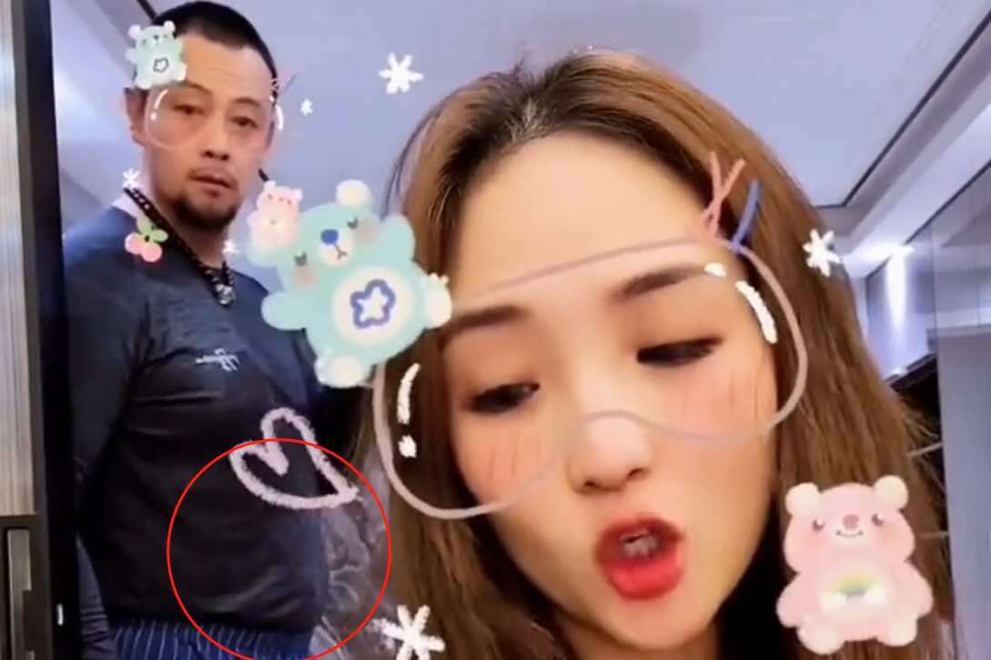 晋松身穿简单家居服,脸上皱纹十分明显,大肚腩也很突出,李汶桐则仍是